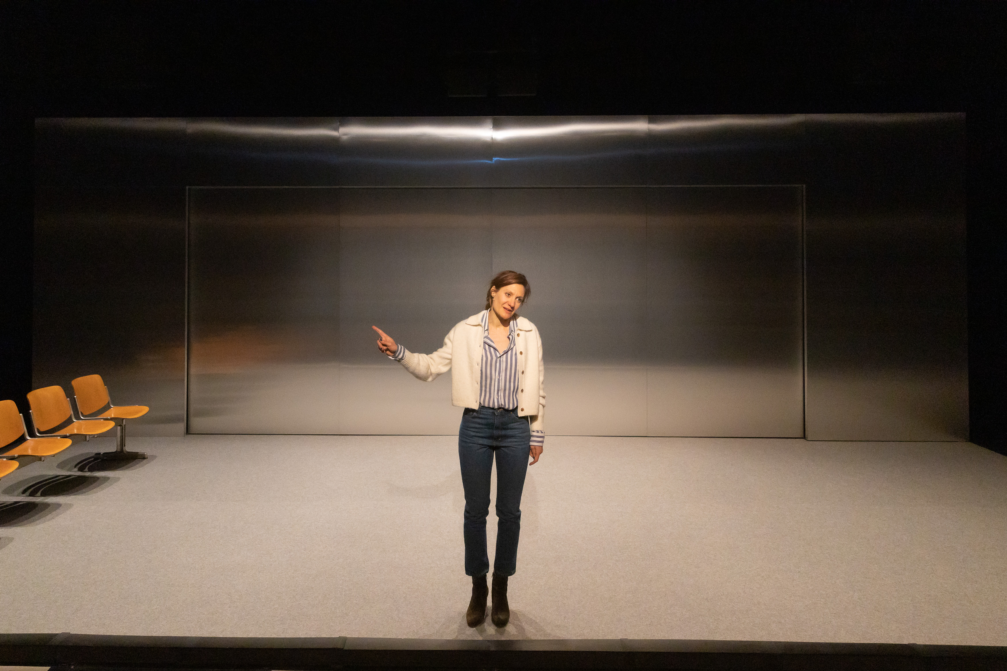 Dans le décor épuré d'une salle d'attente, l'actrice Bénédicte Cerutti, seule en scène, nous parle avec intensité.
